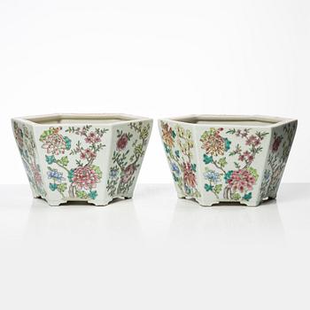 A pair of porcelain flower pots, China, modern manufacturing.