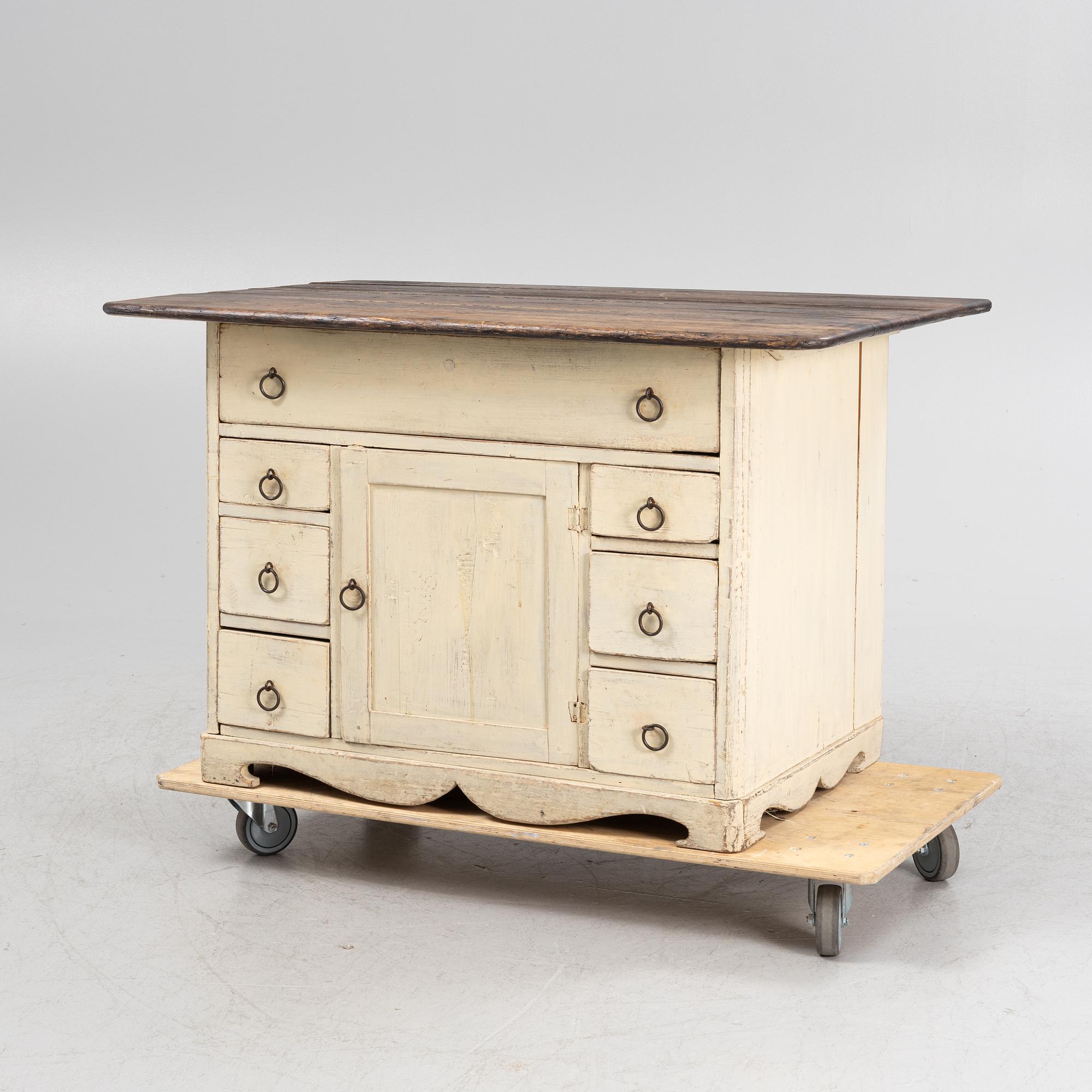 A painted cupboard, from around the year 1900.