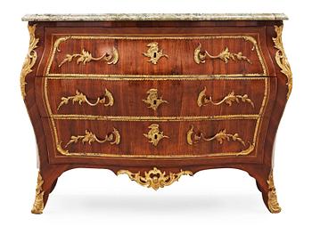 1339. A Swedish Rococo 18th century commode by Lars Nordin, master 1743, not signed.