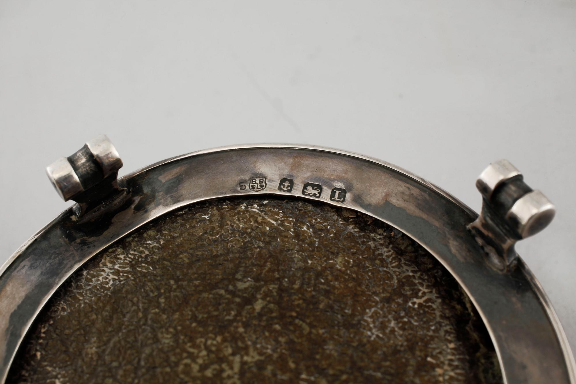 A 20th century silver box and bowl from England and Sweden, total weight 430 g.