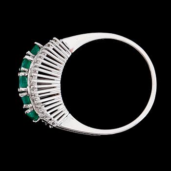 RING, 18K vitguld, med smaragder samt åttkantsslipade diamanter. Vikt ca 5 g.
