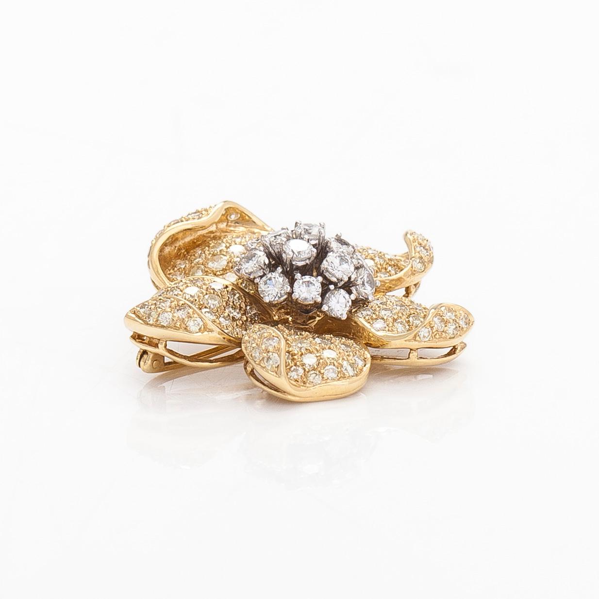 An 18K gold brooch/pendant with  brilliant-cut diamonds. Finnish import marks 1982.
