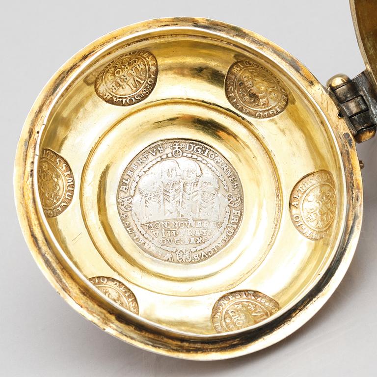 Andreas Junge I, dryckeskanna, delvis förgyllt silver, Königsberg, möjligen 1736.