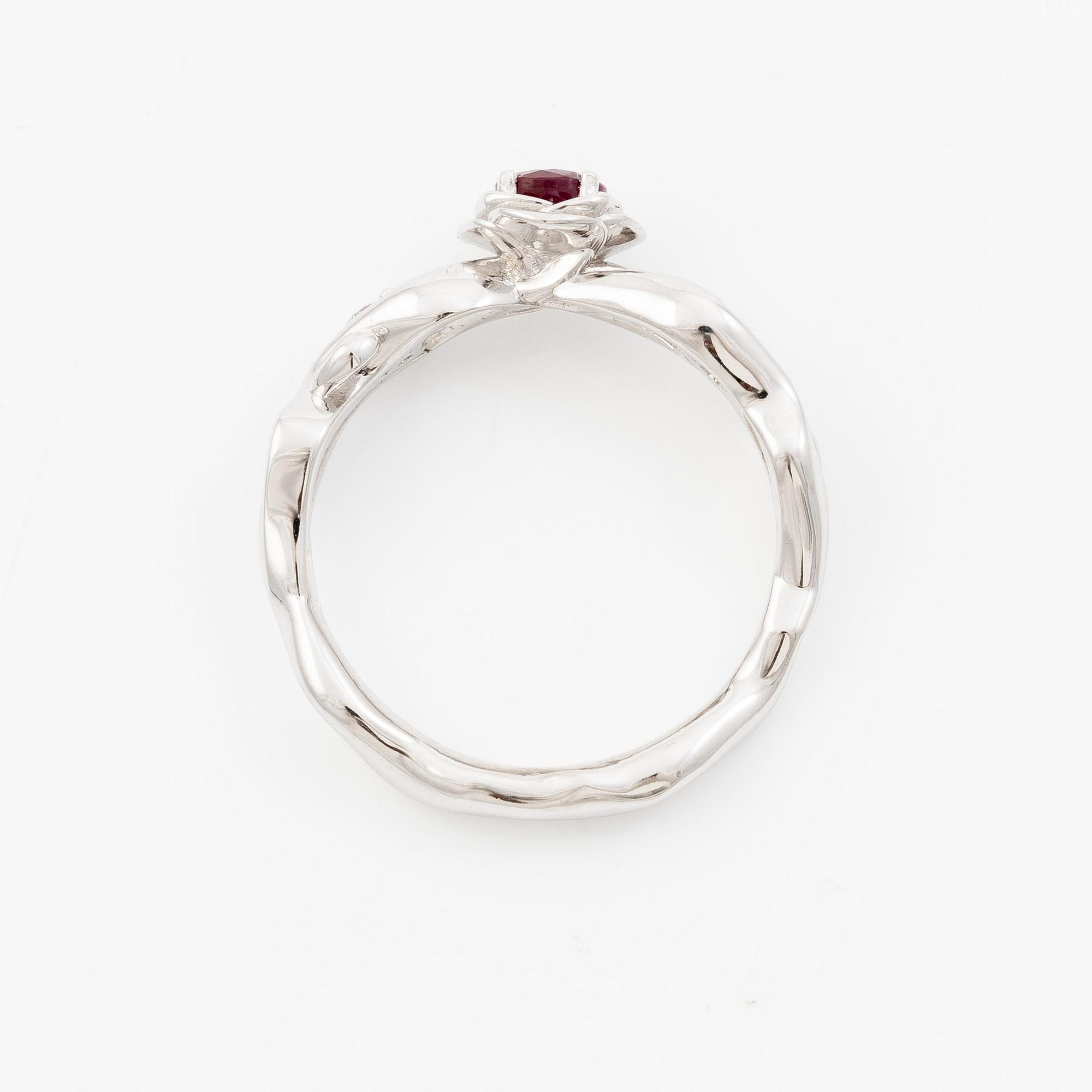 Ring 14K white gold with a ruby and brilliant-cut diamonds.