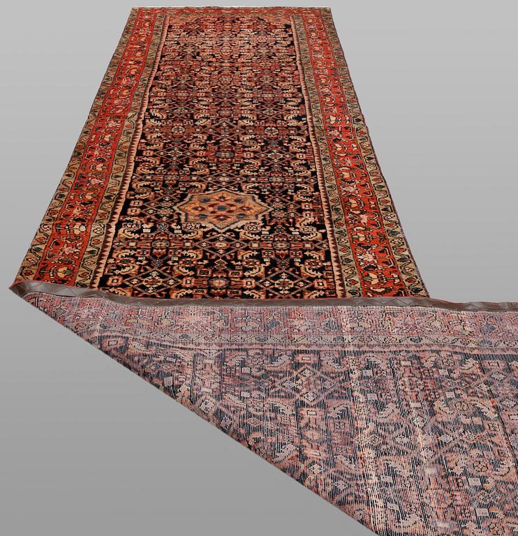 A Hamadan runner, approx. 533 x 113 cm.