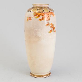 A Japanese satsuma vase, Meiji period (1868-1912).