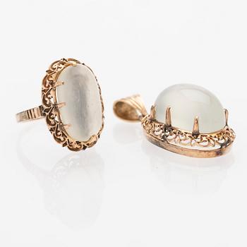 Ring and pendant in 14K gold with cabochon-cut moonstones.