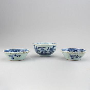 A part blue and white dinner service, Qing dynasty, Qianlong (1736-95) (37 pieces).