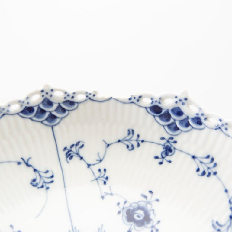 Royal Copenhagen, Service items, 32 pieces, "Musselmalet".