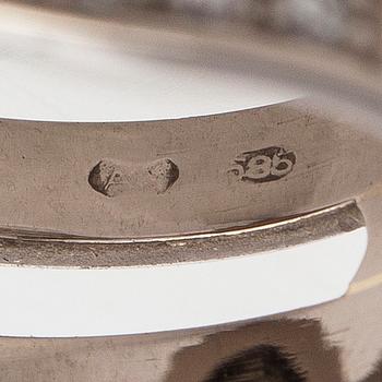 Ring, 14K vitguld med odlad pärla och briljantslipade diamanter.