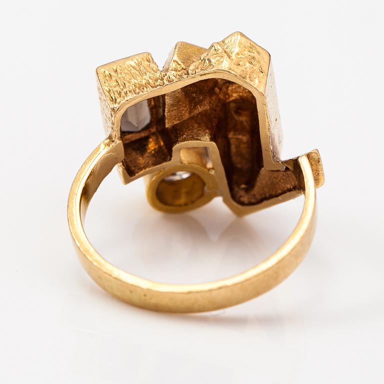 Björn Weckström, Sormus "Vyöry", 18K kultaa, savikvartsi ja timantti n. 0.50 ct. Lapponia.