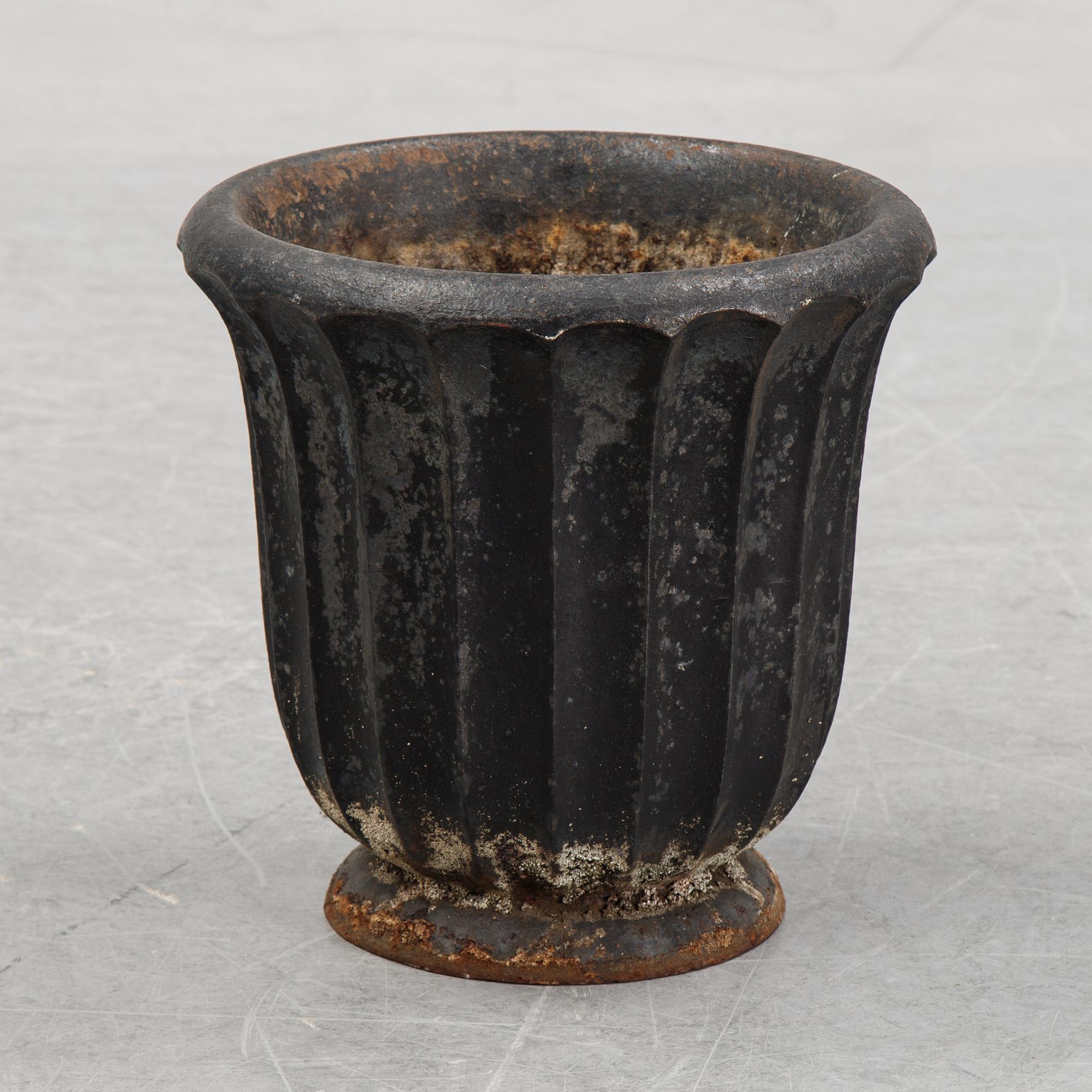 A cast iron garden urn, 20th Century.