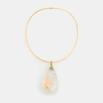 462. A Tina Karlsson 18K gold necklace with a large quartz drop.