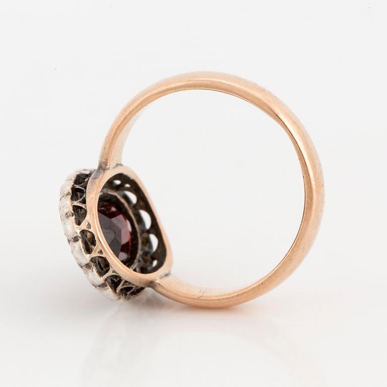 CLUSTER RING, 14K gold and silver with a garnet and small rose cut diamonds.