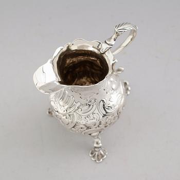 GRÄDDKANNA, silver, otydliga stämplar, England, 1700-tal. Vikt ca 129 gram.