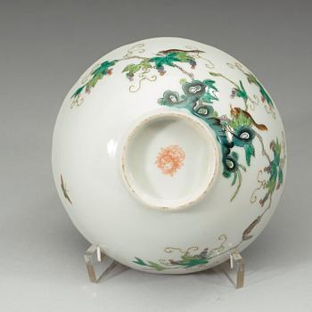 A bowl decorated with squirrels among grapes, late Qing dynasty (1644-1912).