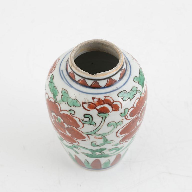 A Chinese porcelain tea candy, Transition, 17th century.