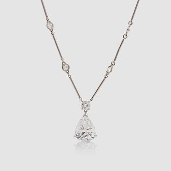 1162. A pear-shaped 2.74 ct diamond necklace. Quality D/VS2 according to certificate from GIA.