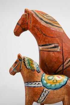 Dalahästar, 2 st, Troligen Nisser-gården Vattnäs, bär påskrift och årtal 1901 samt 1925.