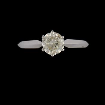 RING, 18k vitguld med briljantslipad diamant, 1.02 ct. Vikt 4 g.