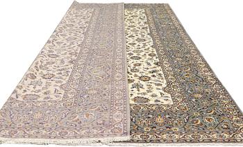 A Kashan carpet, approx. 403 x 300 cm.