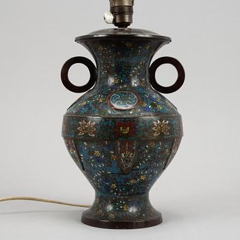 Urna, brons och cloisonne. Kina, omkring 1900.