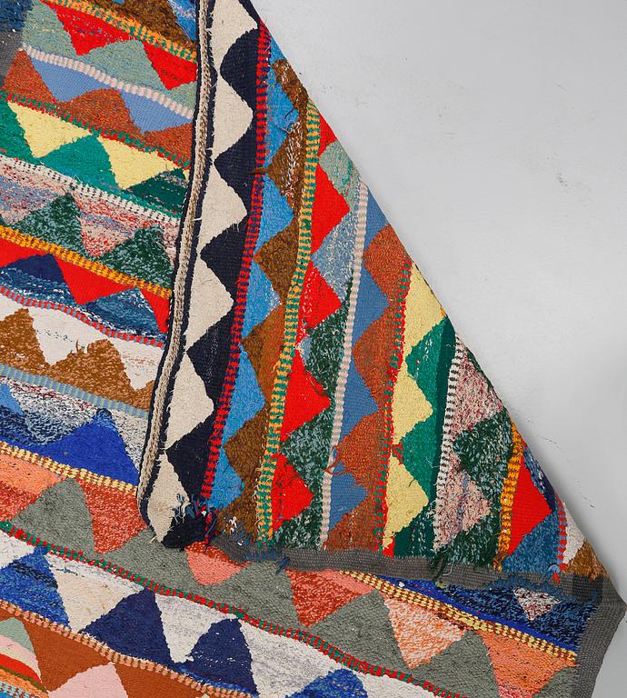 MATTA, modern tillverkning, ca 340 x 130 cm.