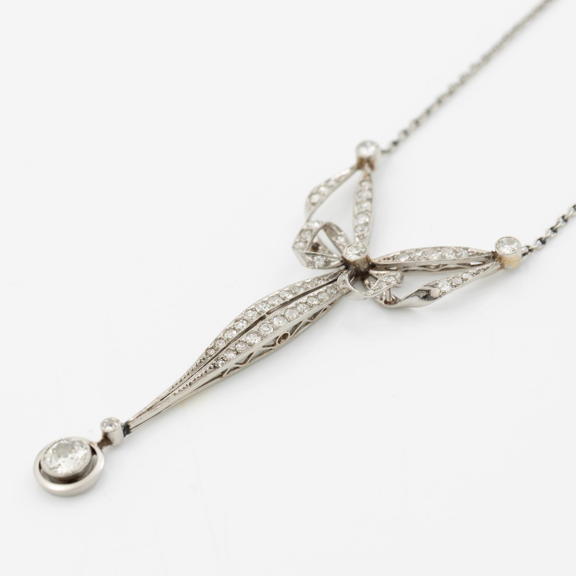Platinum necklace with old-cut diamonds, circa 1900.