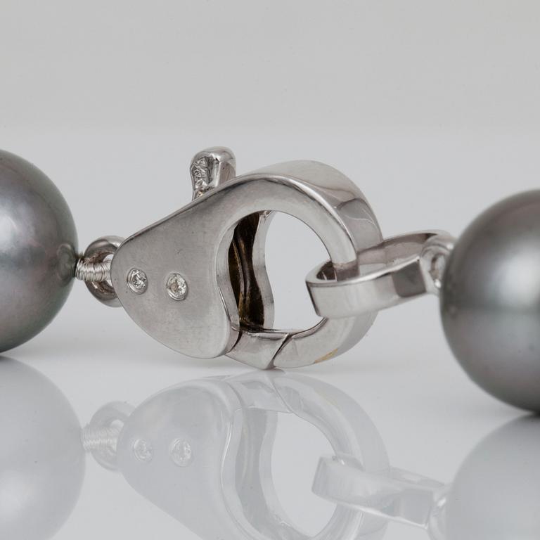 A cultured Tahiti pearl necklace consisting of 37 graduated pearls Ø 11-13.5 mm.