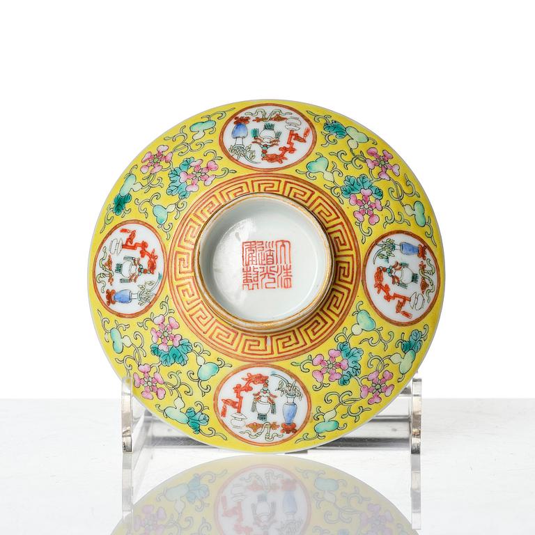 A pair of yellow ground 'medallion' bowls with covers, Qing dynasty with Daoguang mark.