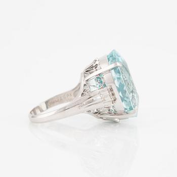 Ring, cocktail ring, platinum with aquamarine and brilliant-cut diamonds.