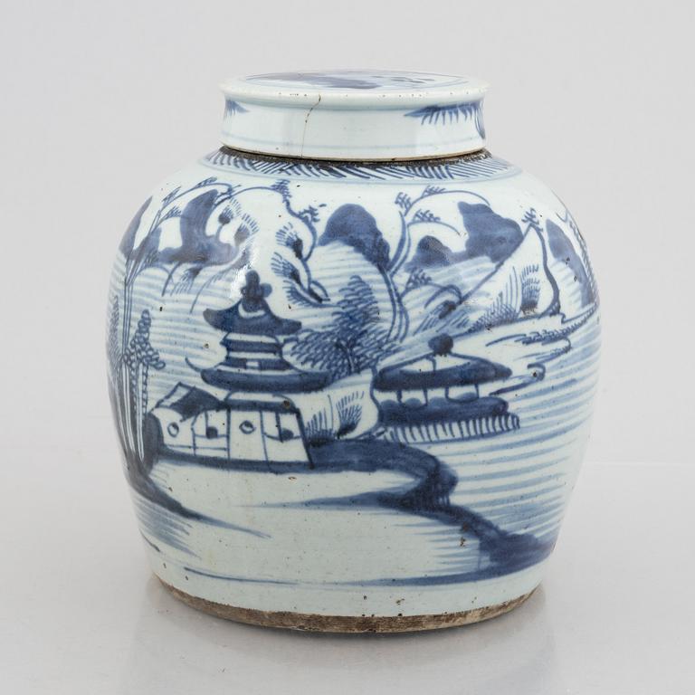 A porcelain ginger jar with cover, China, 19th century.