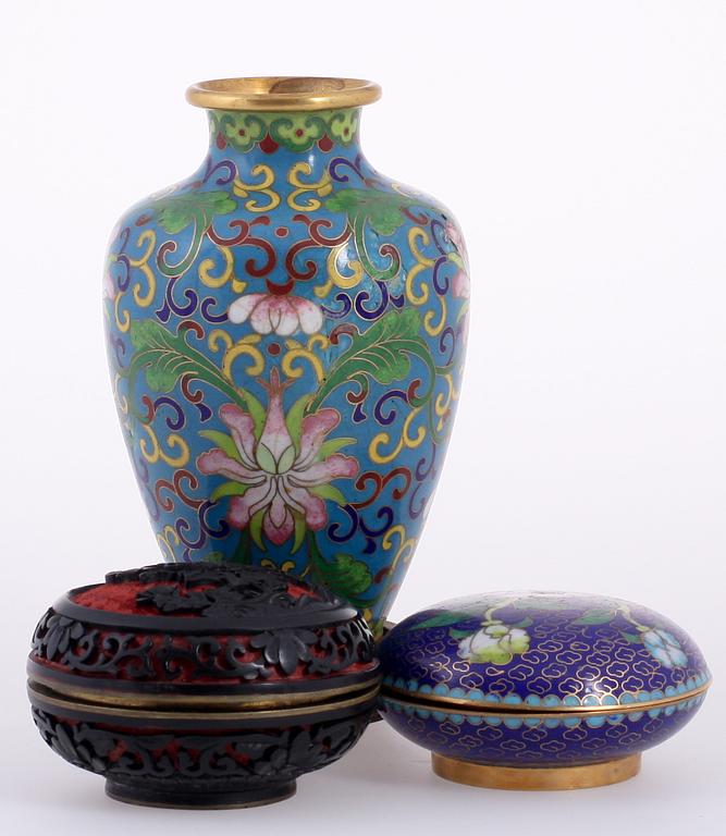 VAS SAMT DOSOR, 2 st, cloisonné samt trä, Kina, 1900-tal.