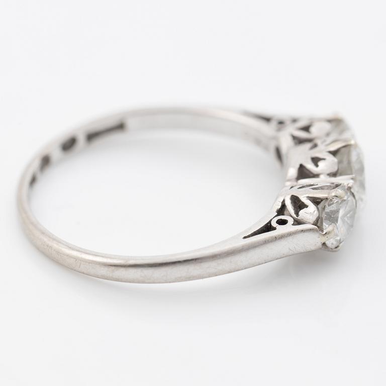 Ring in 18K white gold with three brilliant-cut diamonds.