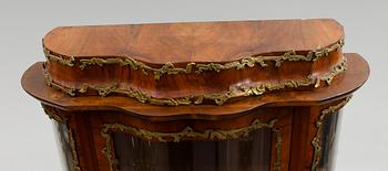 VITRINSKÅP, Louis XIV-stil, 1800-/1900-tal.