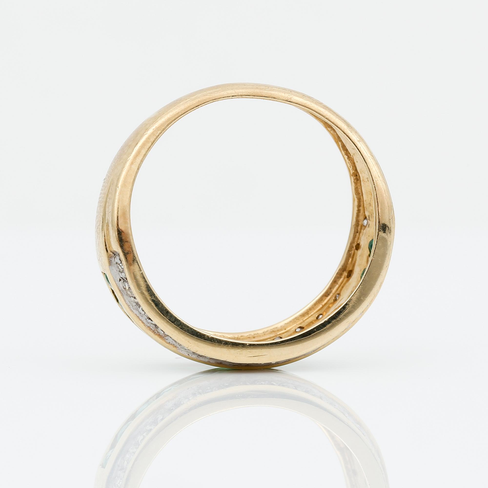 RING, 9K guld med åttkanslipade diamanter tot ca 0,20 ct samt rundslipade smaragder. Vikt ca 2,66 g.