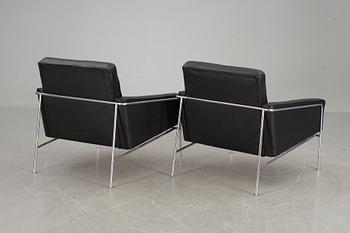 FÅTÖLJER, ett par, Arne Jacobsen, modell 3300 för Fritz Hansen. Danmark.