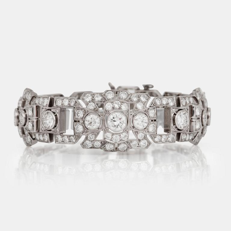 A 1940's brilliant-cut diamond bracelet. Total carat weight of diamonds circa 10.00 cts.