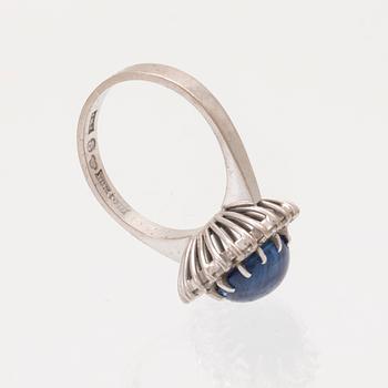 Ring 18K vitguld med cabochonslipad safir samt briljantslipade diamanter.