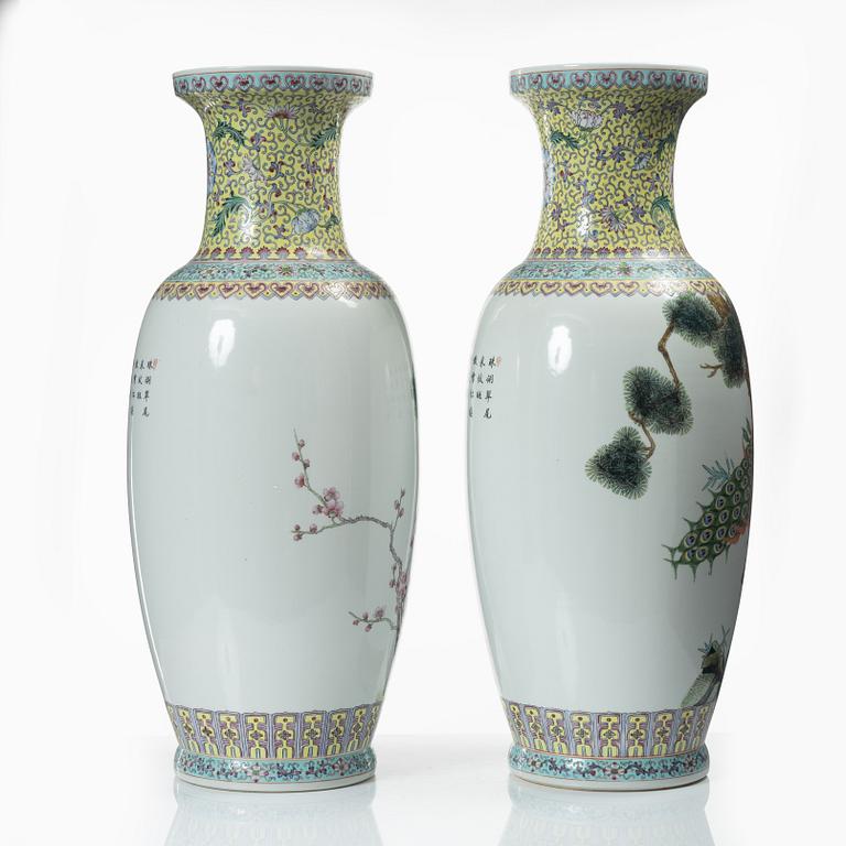 Golvvaser, ett par, porslin, Kina 1900-talets senare del.