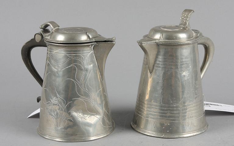 SKÄNKKANNOR, 2 st, tenn, 1800-talets slut.
