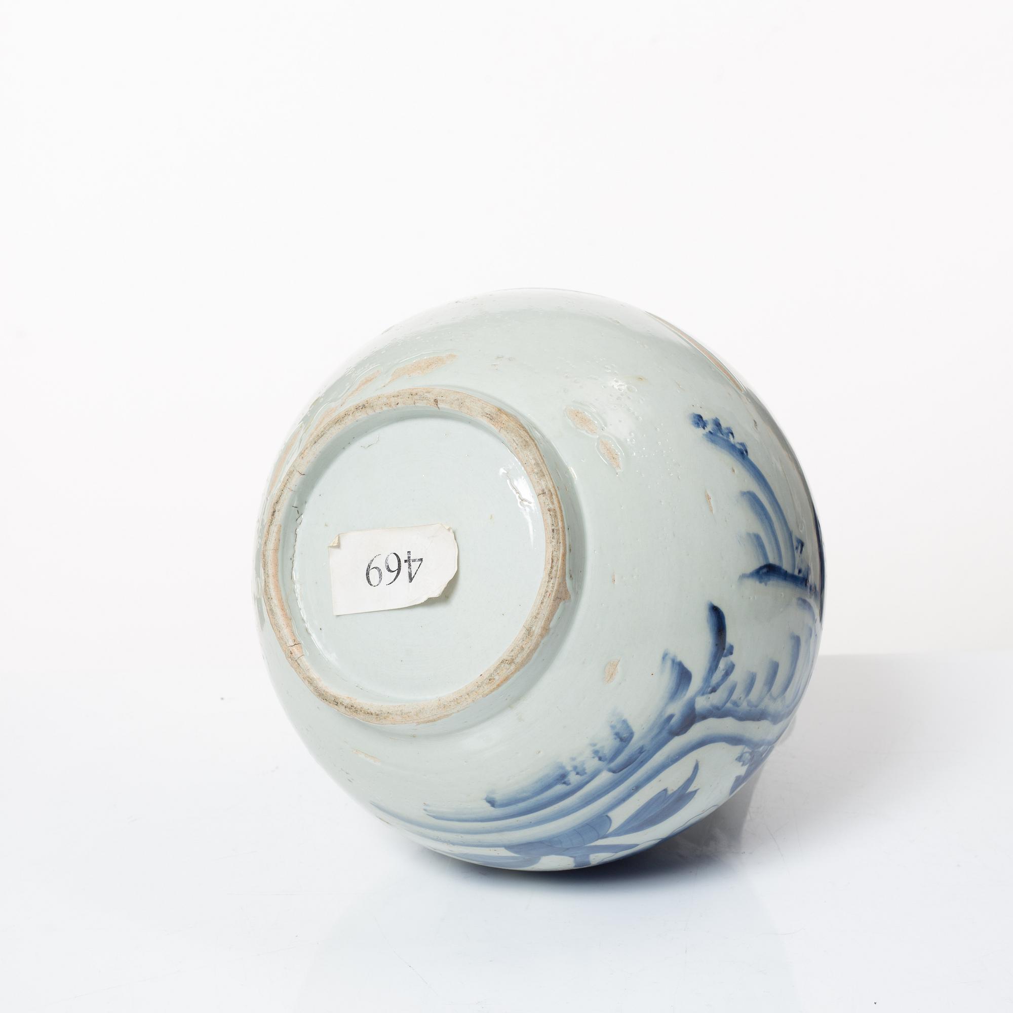 A Korean blue and white porcelain vase, late Joseon dynasty, 19th century.