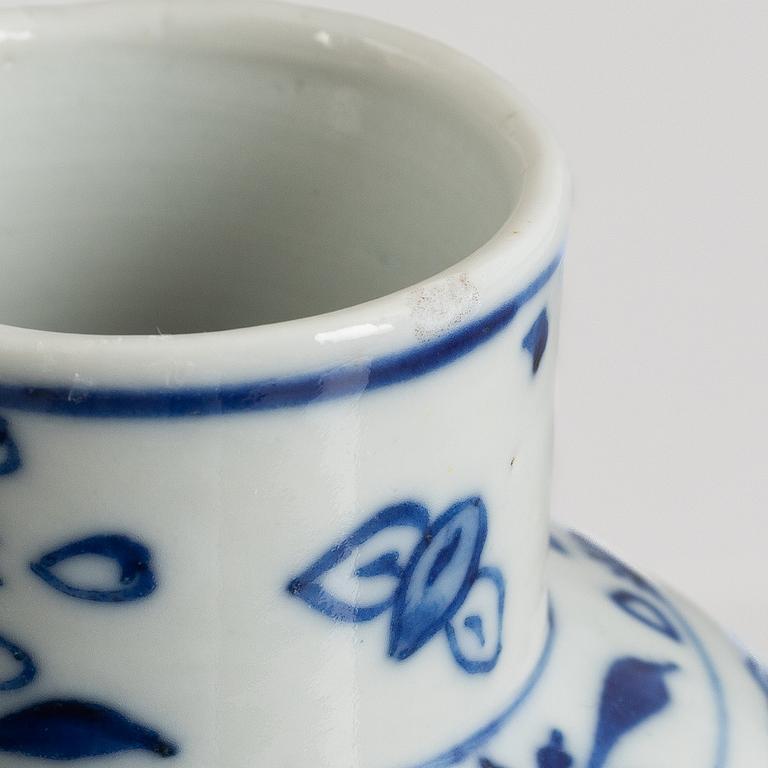 A blue and white porcelain vase, China, Qing dynasty, 19th century.