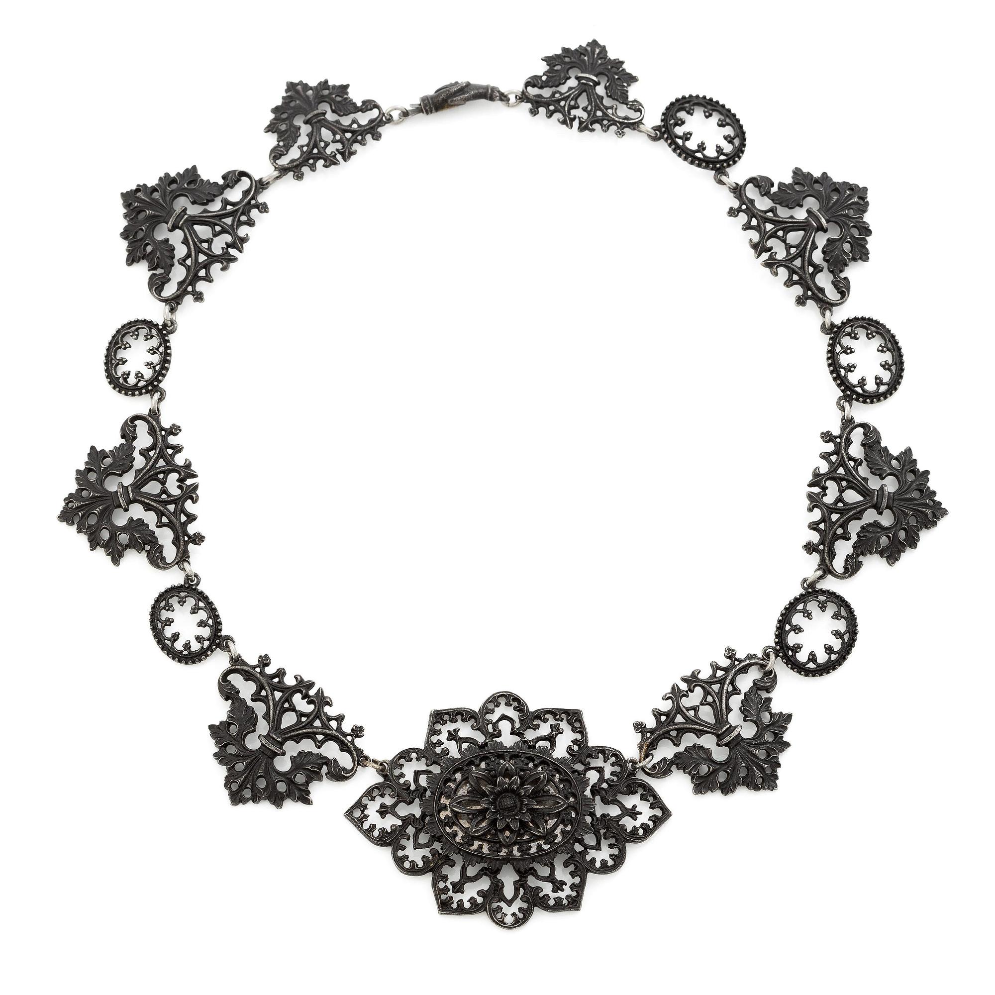 Collier, "eisengold", svärtat gjutjärn, nygotik, 1800-tal.