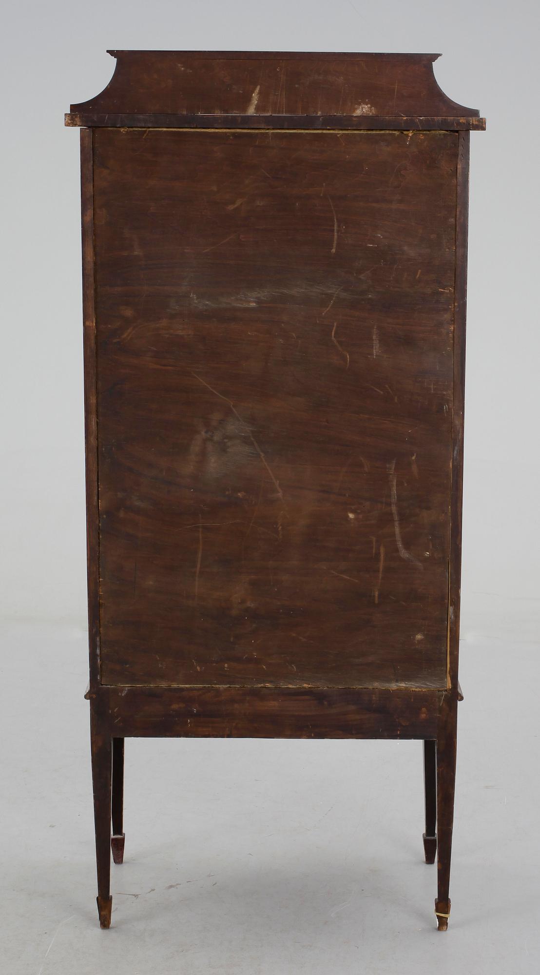 VITRINSKÅP, louis XVI-stil, 1900-tal.