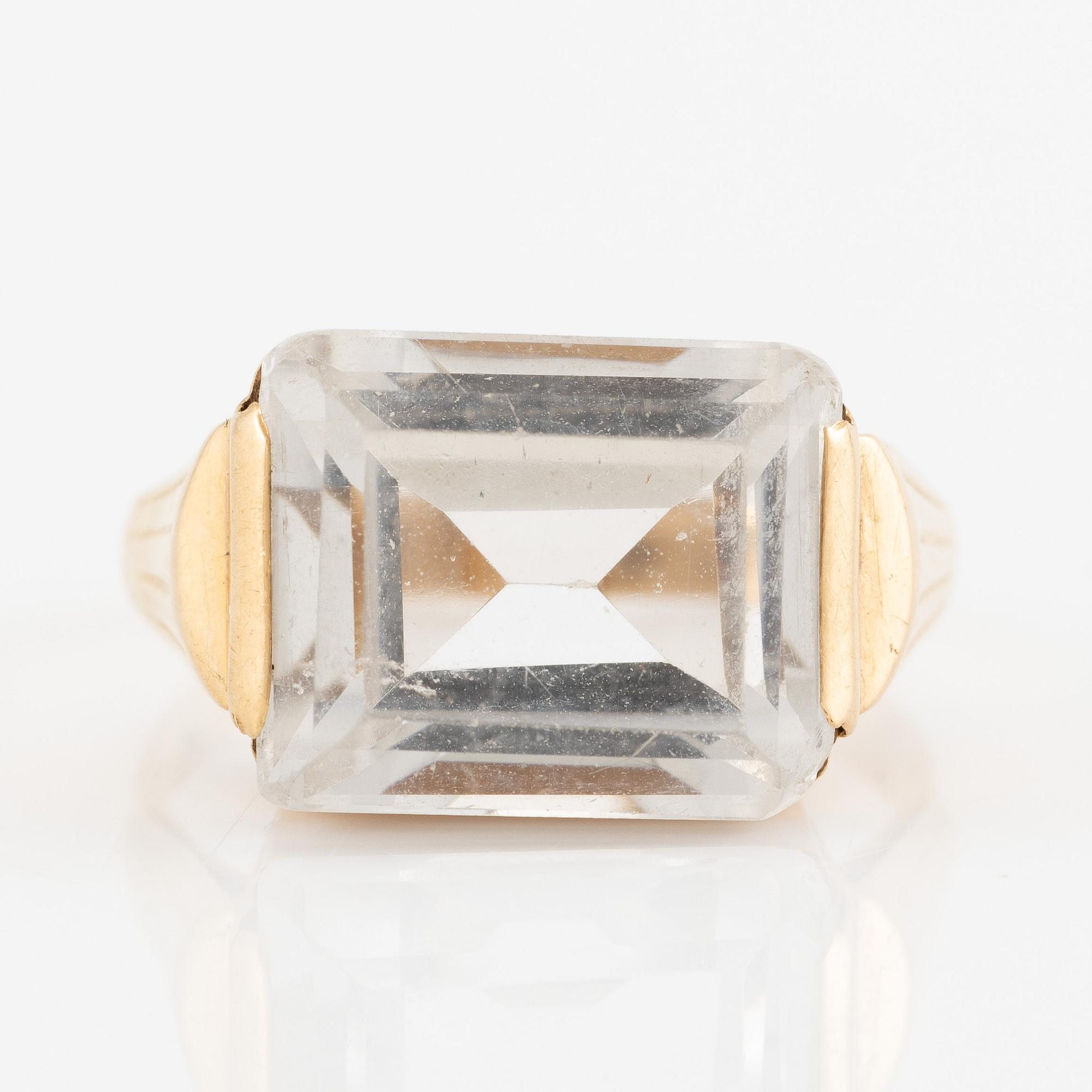 Ring 18K gold with rock crystal.