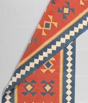 A FLATWEAVE RUNNER RUG, 288 x 83 cm.