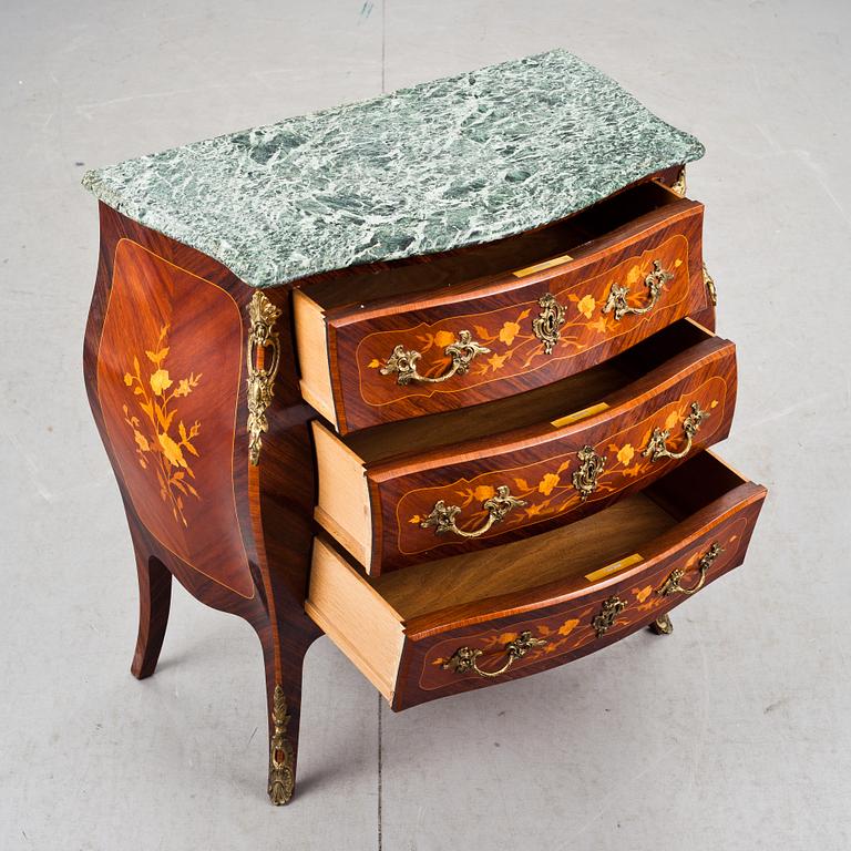 BYRÅ, rokokostil. 1900-talets andra hälft.