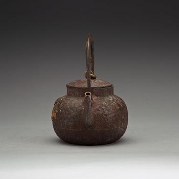 TEKANNA med LOCK, järn. Japan, Meiji (1868-1912).