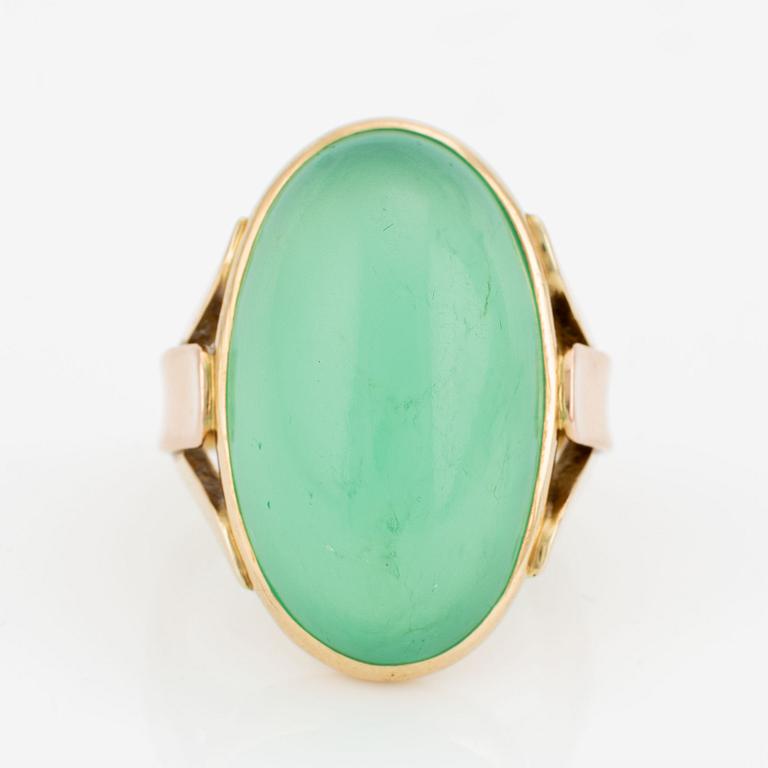 Ring, W.A Bolin, 18K guld med oval cabochonslipad krysopras.